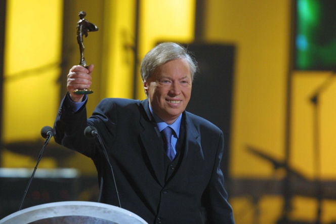 Kraków pamięta. Na grobie Marka Grechuty zawsze palą się znicze. Jeden szczegół jego grobu chwyta za serce