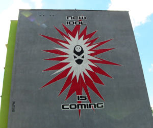 Mural New idol is coming Tomasza Bielaka odnosi się do wolności w przekonaniach religijnych 