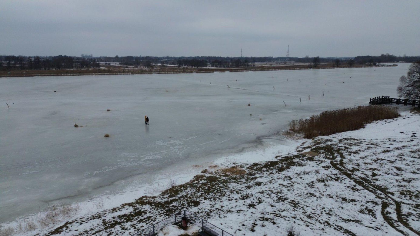 W akcji wykonywania przerębli pomagali druhowie OSP