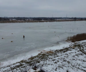 W akcji wykonywania przerębli pomagali druhowie OSP