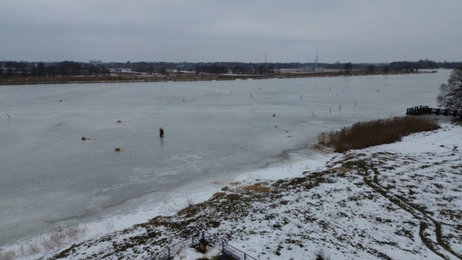 W akcji wykonywania przerębli pomagali druhowie OSP