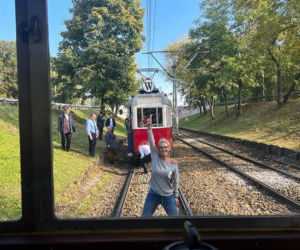 Niezwykły tramwaj z powstańcami. Wycieczka po Warszawie jak przed wojną