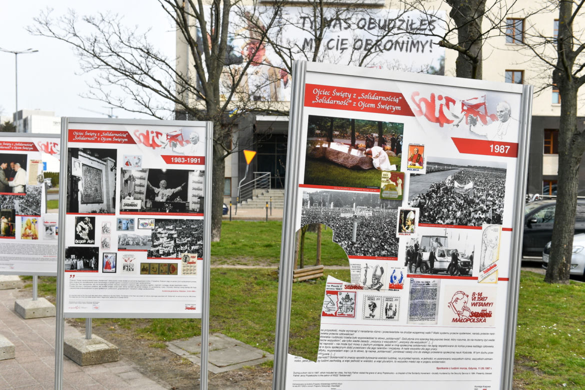 Zdewastowana wystawa papieska w Gdańsku