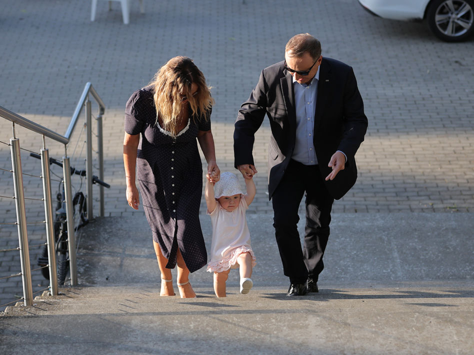 Córka Kurskich w Polu postawiła pierwsze kroki. Tata pęka z dumy