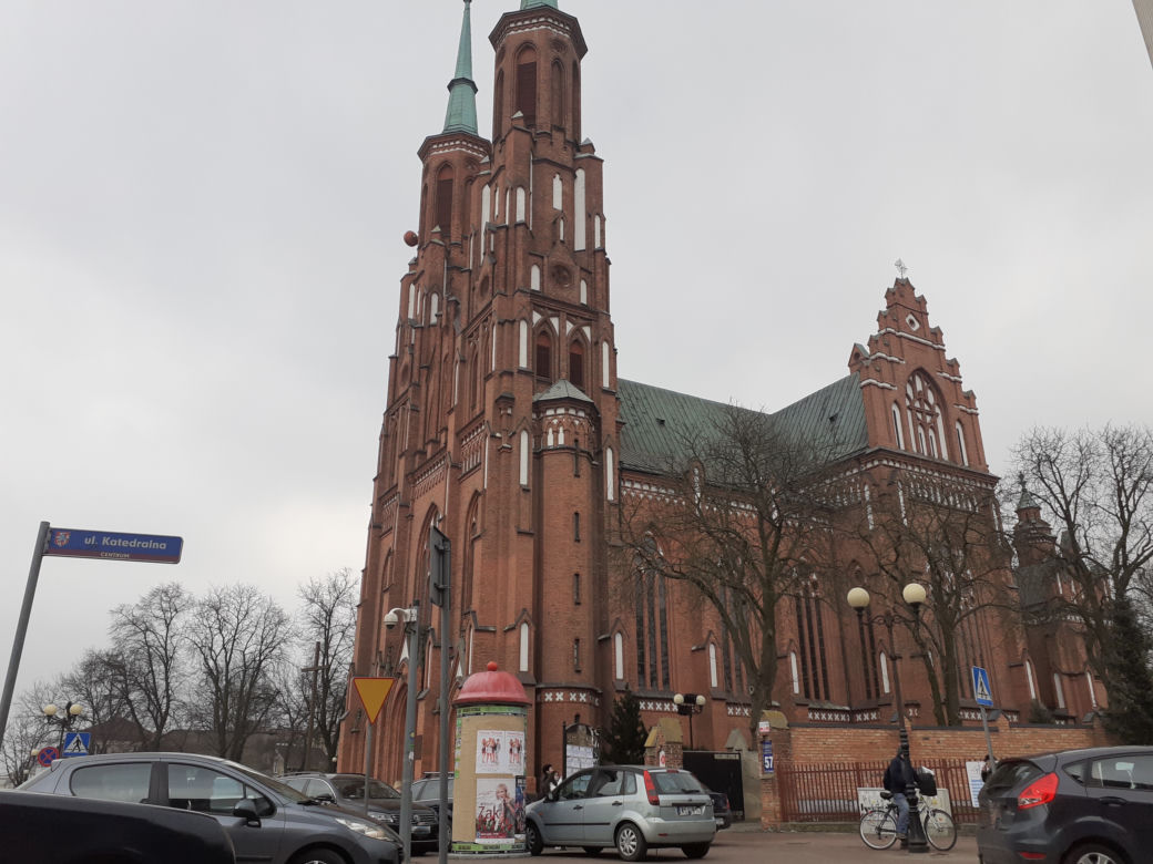 Jak wygląda Katedra pw. Niepokalanego Poczęcia NMP w Siedlcach z zewnątrz i w środku - marzec 2021