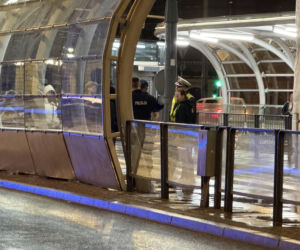 Atak młotkiem w tramwaju