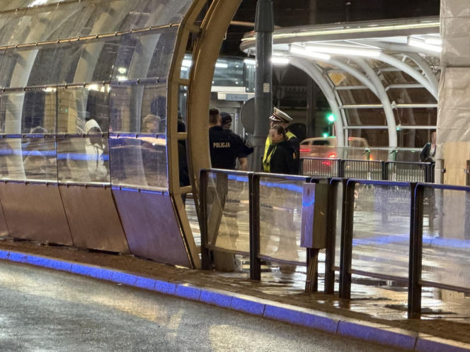 Atak młotkiem w tramwaju