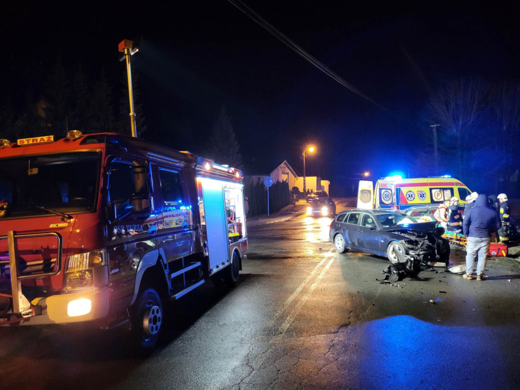 Zderzenie dwóch osobówek na drodze powiatowej w Turzy