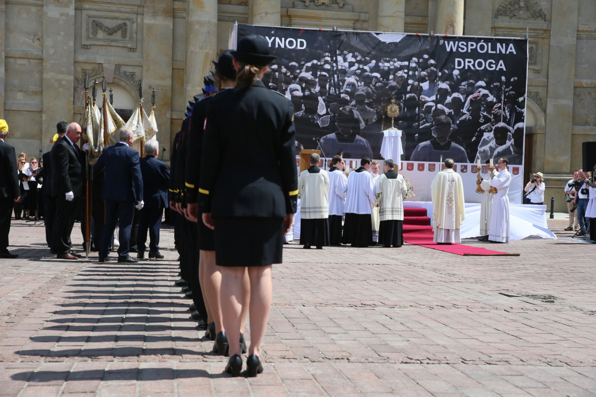 Centralna procesja Bożego Ciała w Warszawie. Ołtarze nawiązywały do wojny