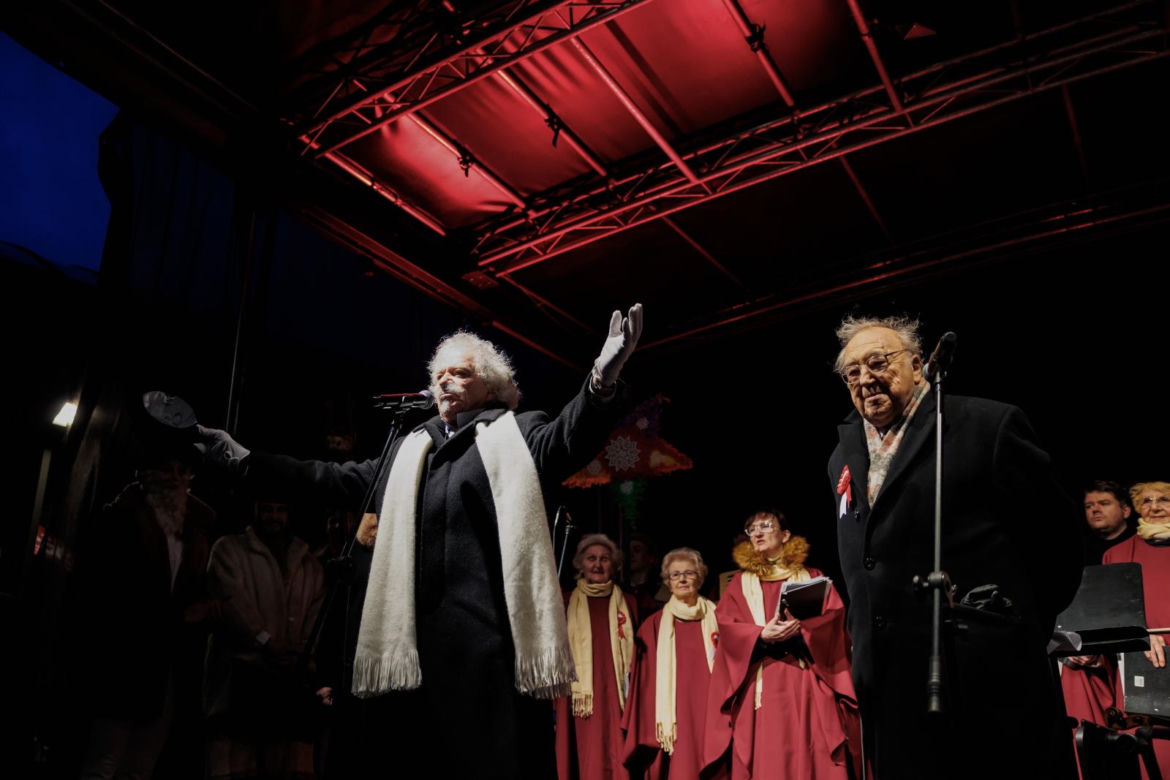 Paderewski przybył do Poznania; tłum mieszkańców na inscenizacji przyjazdu kompozytora do stolicy Wielkopolski