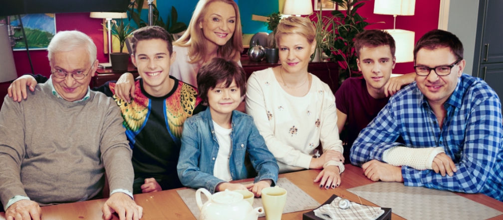 Rodzinka.pl 6. Natalia (Małgorzata Kożuchowska), Ludwik (Tomasz Karolak), Tomek (Maciej Musiał), Kuba (Adam Zdrójkowski), Janina (Halina Skoczyńska), Zenon (Michał Grudziński), Kacper (Mateusz Pawłows