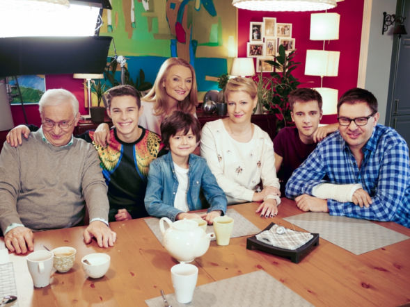 Rodzinka.pl 6. Natalia (Małgorzata Kożuchowska), Ludwik (Tomasz Karolak), Tomek (Maciej Musiał), Kuba (Adam Zdrójkowski), Janina (Halina Skoczyńska), Zenon (Michał Grudziński), Kacper (Mateusz Pawłows