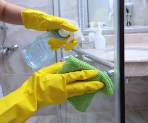 Moj facet tylko tak czyści kabinę prysznicową. Rachu-ciachu i po kamieni oraz zaciekach! Magiczna mieszanka usuwa brud nawet z zakamakrów kobiny prysznicowej? 