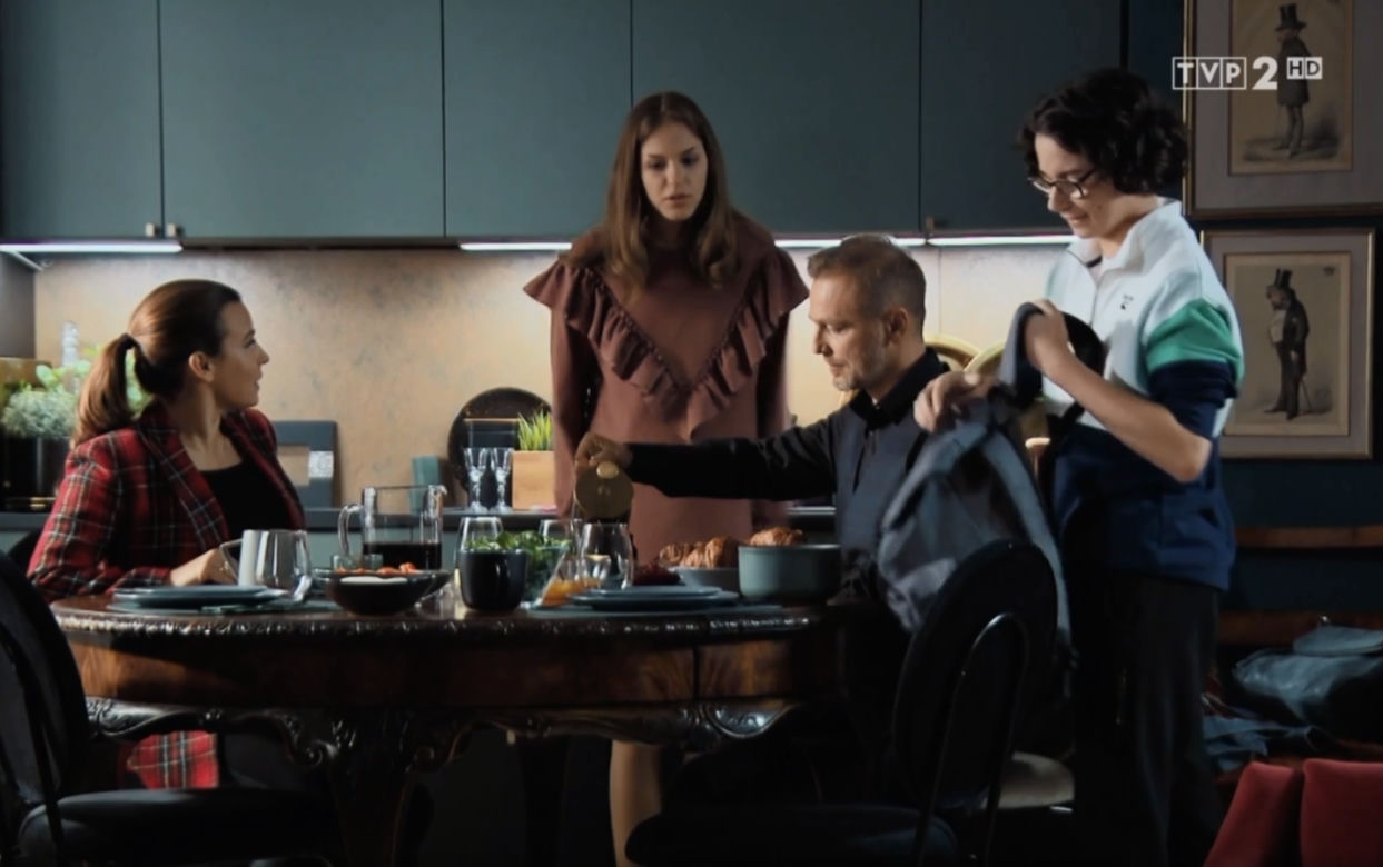M jak miłość, odcinek 1596, Magda (Anna Mucha), Andrzej (Krystian Wieczorek), Ania (Gabriela Świerczyńska), Maciek (Franciszek Przanowski)