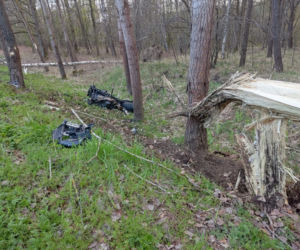 Wyszków. Przerażający widok! Motocykl rozerwany na części i złamane drzewo. Śmigłowiec zabrał kierowcę (ZDJĘCIA]