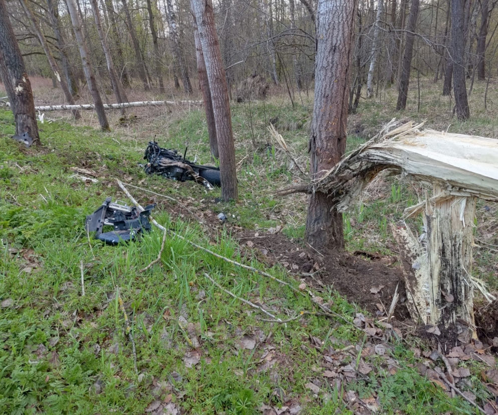 Wyszków. Przerażający widok! Motocykl rozerwany na części i złamane drzewo. Śmigłowiec zabrał kierowcę (ZDJĘCIA]