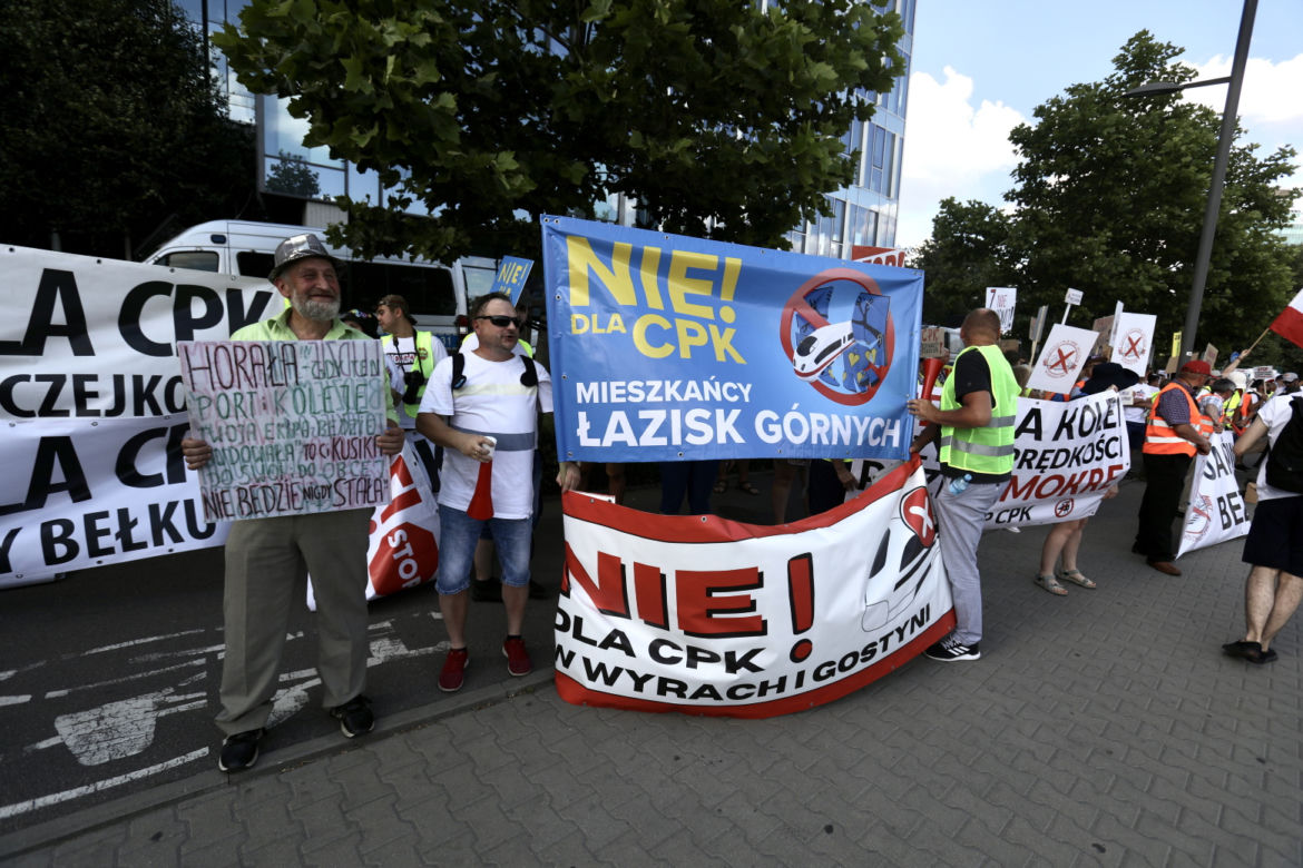 Rolnicy w stolicy przeciwko CPK. Protest przy dworcu zachodnim przed siedzibą spółki