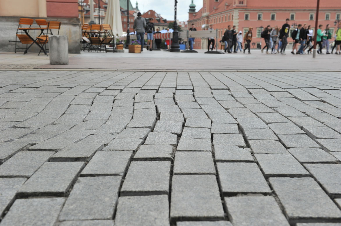 Kawałki Traktu Królewskiego można zabrać do domu. Reprezentatywne ulice stolicy są w opłakanym stanie!