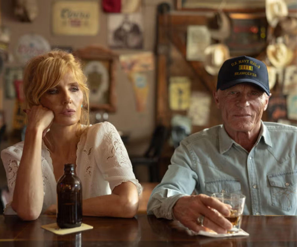 Kelly Reilly i Ed Harris przy barze w serialu Ranczo Duttonów. O sporze aktora z twórcami przeczytasz na SE.