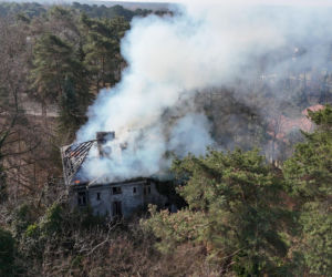 Wielki pożar zabytkowej willi pod Warszawą. Trwa akcja strażaków