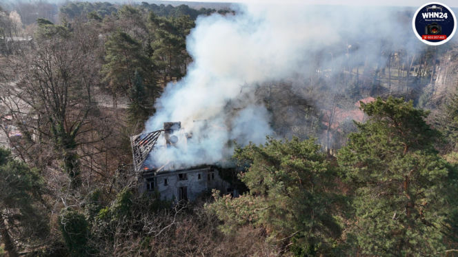 Wielki pożar zabytkowej willi pod Warszawą. Trwa akcja strażaków