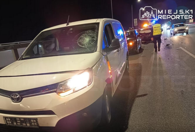 Karambol na S2 po wybuchu agresji drogowej, kierowcy zajeżdżali sobie drogę