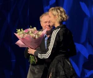 Michał Bajor na koncercie Anny Wyszkoni. Wskoczył do niej na scenę