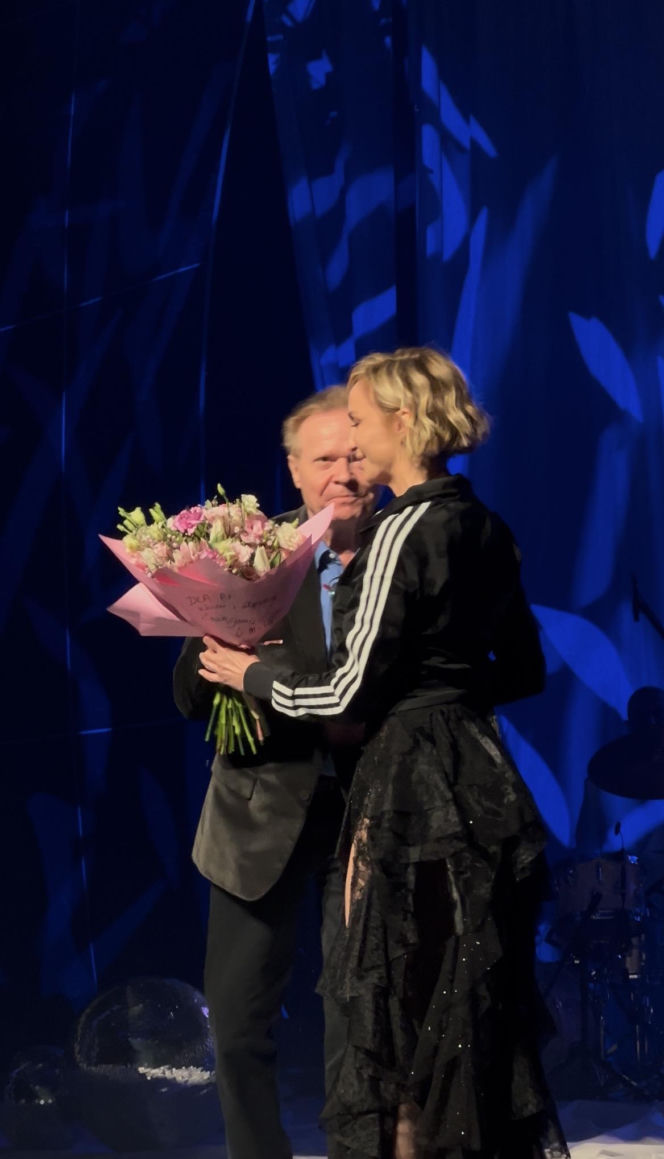 Michał Bajor na koncercie Anny Wyszkoni. Wskoczył do niej na scenę