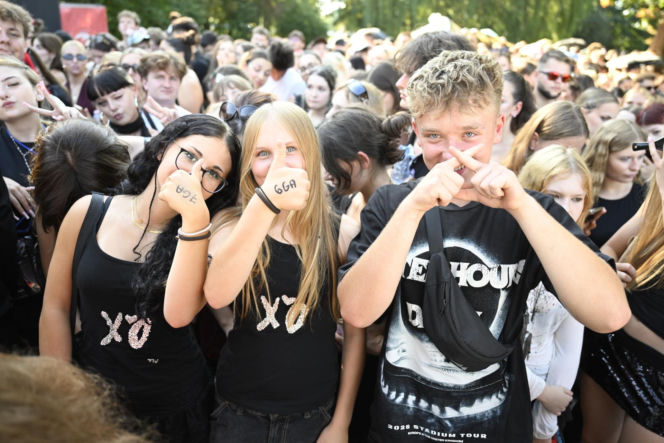 Fani w upale czekają na koncert The Weeknd. Tłumy w Warszawie