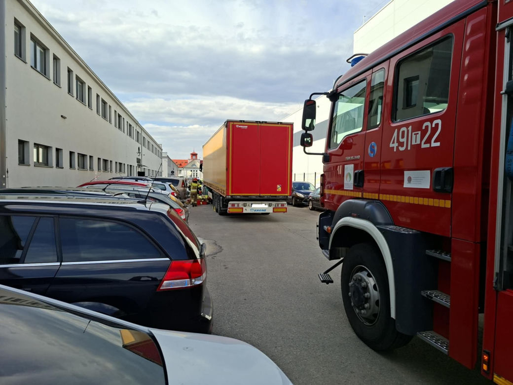 Ciężarówka najechała na kobietę. Poważny wypadek na terenie strefy ekonomicznej w Starachowicach