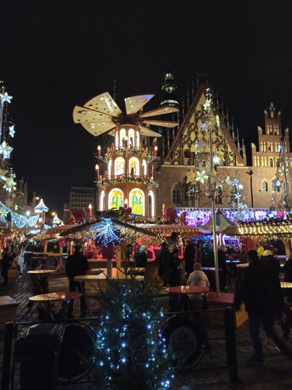 Jarmark Bożonarodzeniowy we Wrocławiu po zmroku. Robi wrażenie! [ZDJĘCIA]