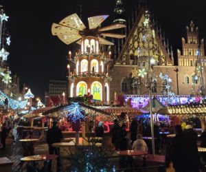 Jarmark Bożonarodzeniowy we Wrocławiu po zmroku. Robi wrażenie! [ZDJĘCIA]