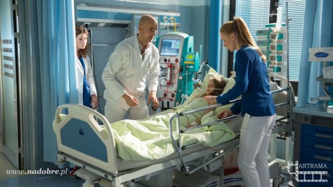Na dobre i na złe odc. 624. Małgosia (Daria Domaszewicz), Rafał Konica (Robert Koszucki), Klaudia (Julia Wyszyńska), Wiktoria (Katarzyna Dąbrowska)