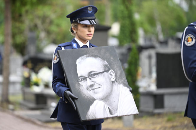 Tłumy pożegnały 23-letniego policjanta. Kacper zginął w tragicznym wypadku w Piasecznie