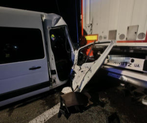 Nocny wypadek na DK17. Dwie kobiety trafiły do szpitala