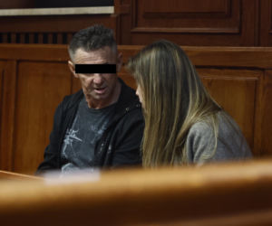 „Sztuczną szczękę wepchnięto jej do gardła”. Przerażające ustalenia. W mieszkaniu w Warszawie znaleziono cztery ciała