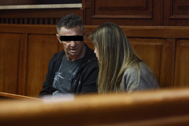 „Sztuczną szczękę wepchnięto jej do gardła”. Przerażające ustalenia. W mieszkaniu w Warszawie znaleziono cztery ciała