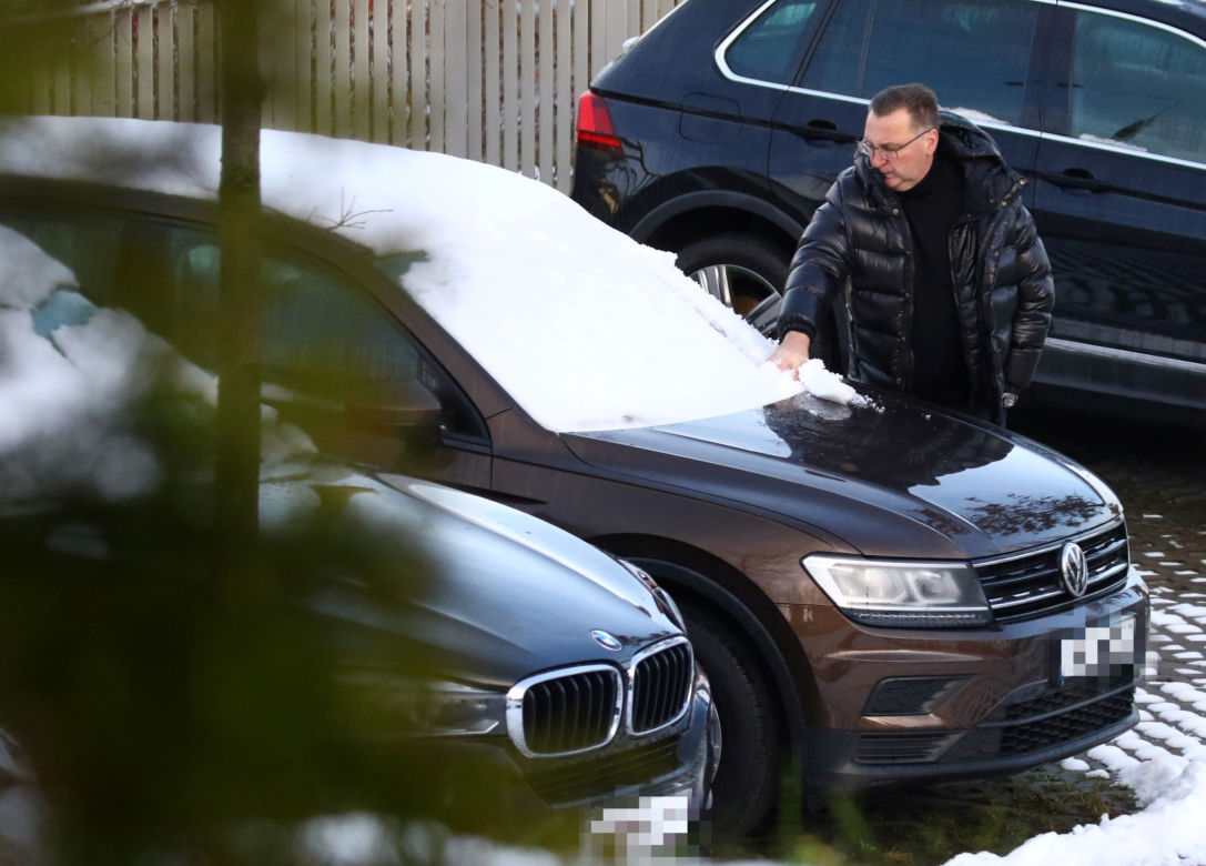 Czesław Michniewicza przegląda szalenie drogie auta. Został przyłapany w wielkiej furze, ale zakupy musi taszczyć