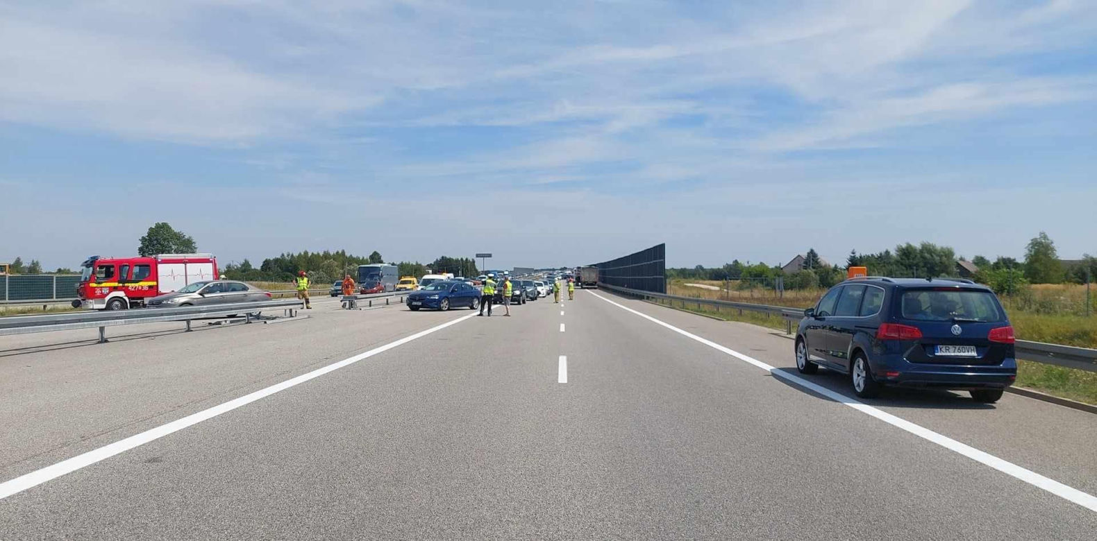 Pickup koziołkował na autostradzie. Straszne skutki zderzenia z busem