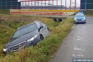 Brawurowa ucieczka przed policją elegancką Hondą zakończona w rowie. Za kierownicą pijany 21-latek