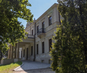 To największe miasto we wschodniej części woj. świętokrzyskiego. Jego ozdobą są piękne zielone zakątki i pałac