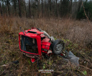Skoda rozpadła się na części. Koszmarny wypadek w Knyszynie. Dwie osoby zginęły na miejscu
