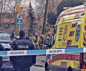 Dramat w Tychach. Mężczyzna zabarykadowany na dachu. Wcześniej zaatakował policjantów