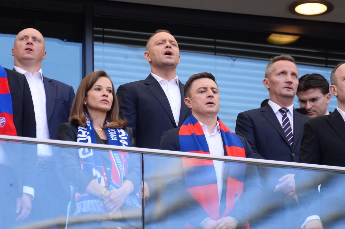 Karol Nawrocki wśród kibiców. Tak wyglądał na meczu