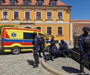Brawurowa akcja kontrterrorystów na Ostrowie Tumskim. Odbijali zakładników z katedry 
