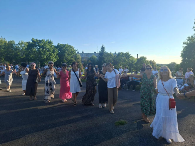 Gorący letni wieczór w Starachowicach! Międzypokoleniowa potańcówka opanowała Szlakowisko [FOTORELACJA]