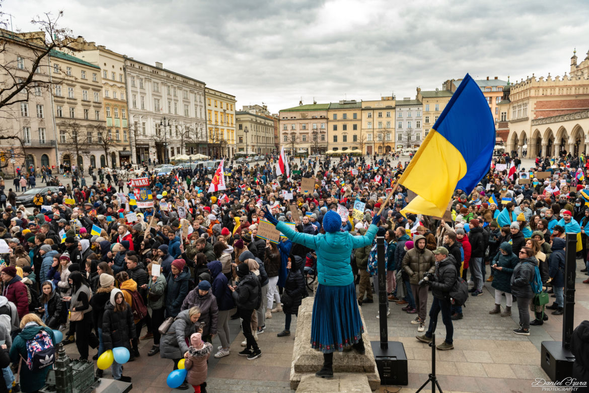 Kraków solidarny z Ukrainą! Wielka manifestacja na Rynku Głównym [ZDJĘCIA]