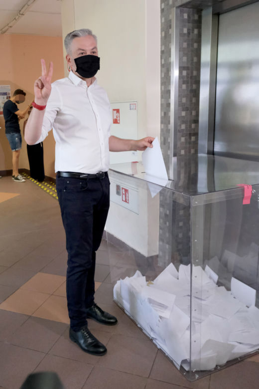 Wybory 2020 Robert Biedroń ze swoim partnerem Krzysztofem Śmiszkiem oddali głosy