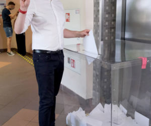Wybory 2020 Robert Biedroń ze swoim partnerem Krzysztofem Śmiszkiem oddali głosy