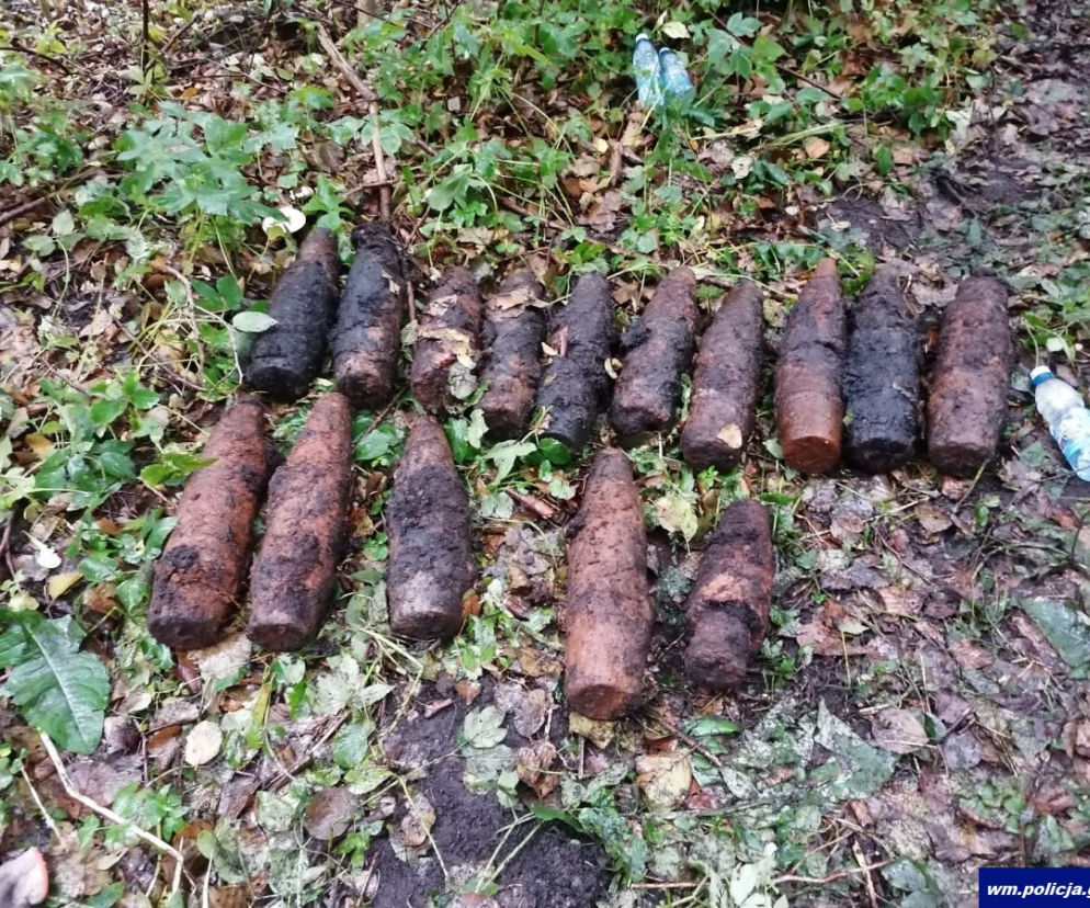 Wydminy. Szukał grzybów w lesie, znalazł pocisk. Wokół leżało jeszcze kilkanaście [ZDJĘCIA]